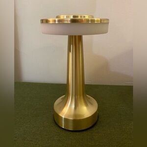 8 inch tabletop LED lamp 3 levels comes with USB-c charger